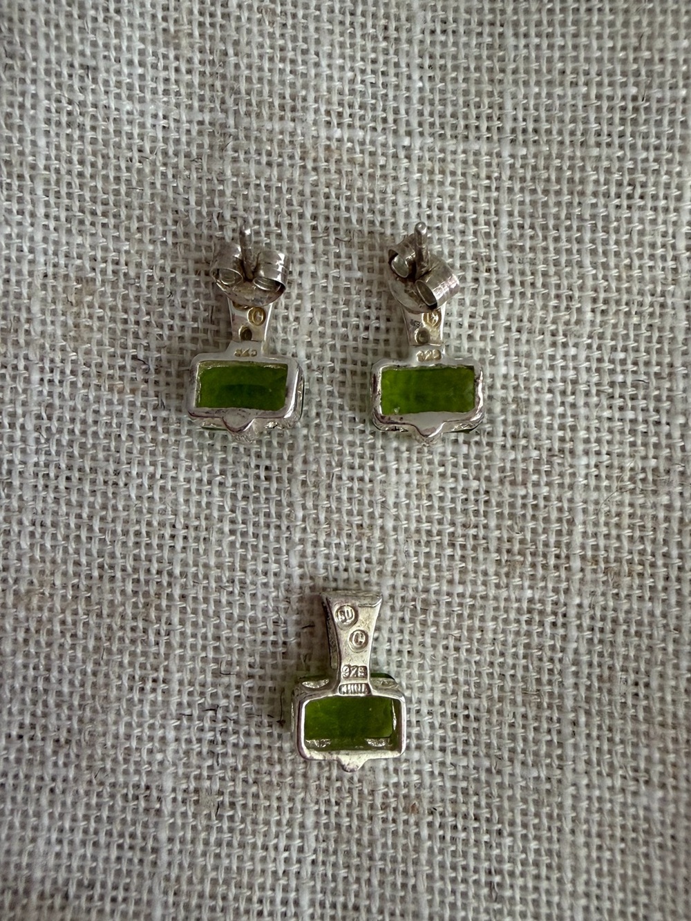 Sterling Silver 925 August Birthstone Green Stud Earrings and Pendant Set - Picture 2 of 2